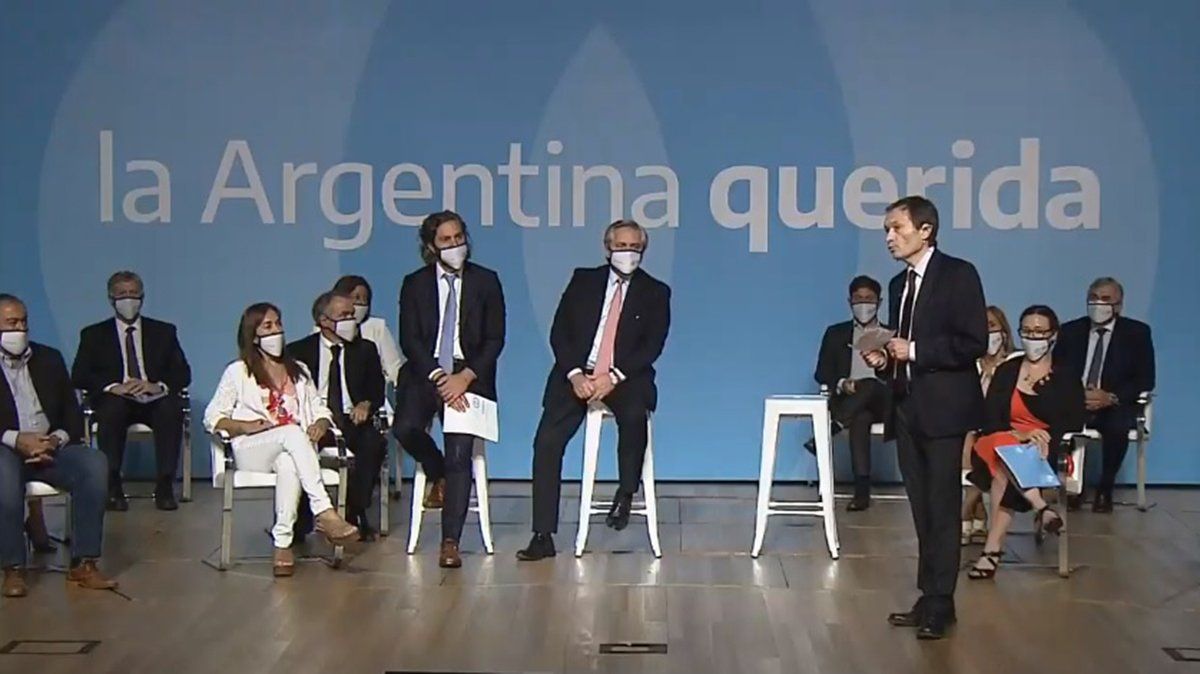 El mandatario presenta la iniciativa acompañado de Gustavo Beliz