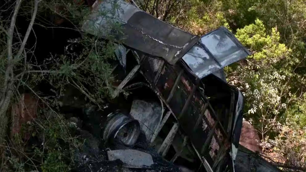 Así quedó el colectivo calcinado. Así quedó el colectivo calcinado.