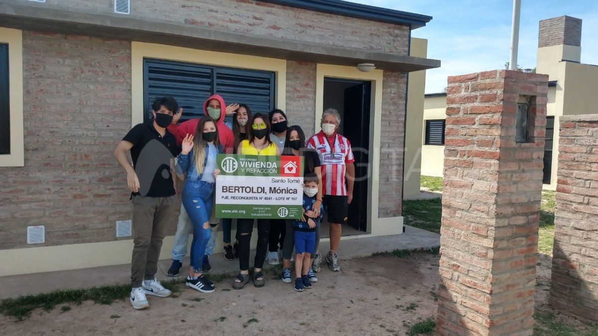 Cinco familias recibieron este miércoles las llaves de sus nuevas casa del programa Vivienda y Refacción de ATE.