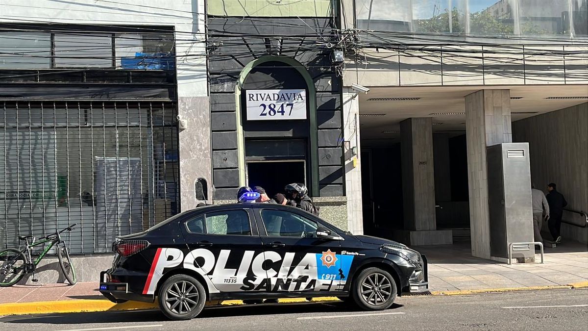 Policías de la Brigada Motorizada en el ingreso a la pensión.&nbsp;
