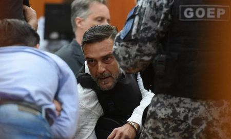 El abogado Claudio Tavella en los tribunales rosarinos en una de las fotos que le tomaron los medios rosarinos (foto: Rosario 12). El abogado Claudio Tavella en los tribunales rosarinos en una de las fotos que le tomaron los medios rosarinos (foto: Rosario 12).