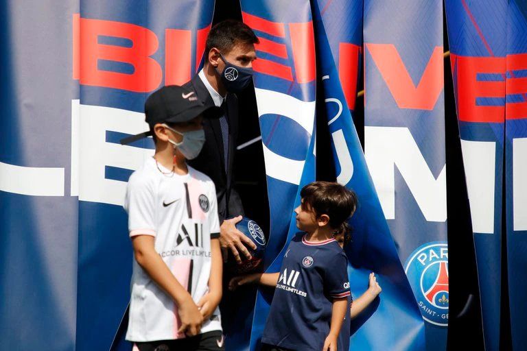 Lionel Messi firmó con el PSG y su familia lo acompañó.