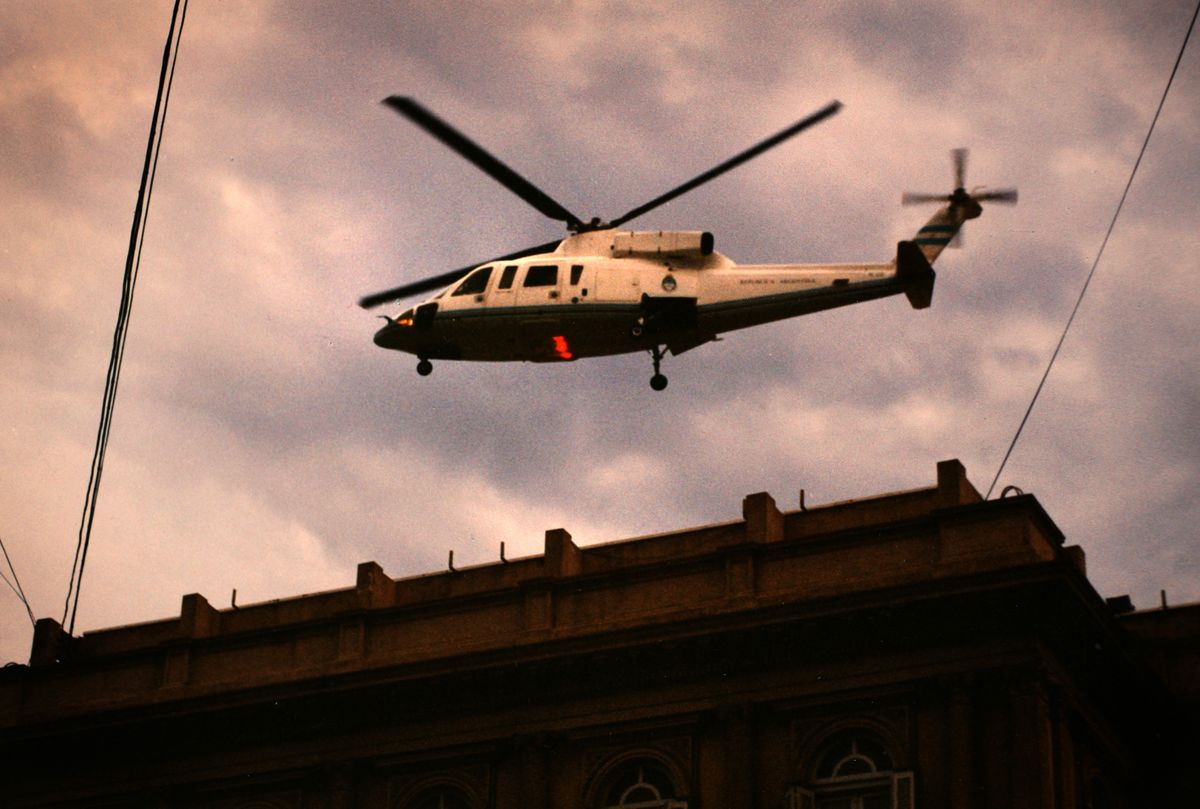 El 20 de diciembre de 2001, al anochecer, Fernando De la Rúa presentó su renuncia como presidente y abandonó la Casa Rosada en helicóptero. El 20 de diciembre de 2001, al anochecer, Fernando De la Rúa presentó su renuncia como presidente y abandonó la Casa Rosada en helicóptero.
