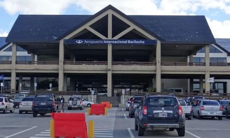 se olvidaron a un egresado en el aeropuerto de bariloche y la queja de su mama se hizo viral: que desastre se olvidaron a un egresado en el aeropuerto de bariloche y la queja de su mama se hizo viral: que desastre