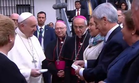 el papa no recibio a sebastian pinera y se limito a saludarlo friamente el papa no recibio a sebastian pinera y se limito a saludarlo friamente