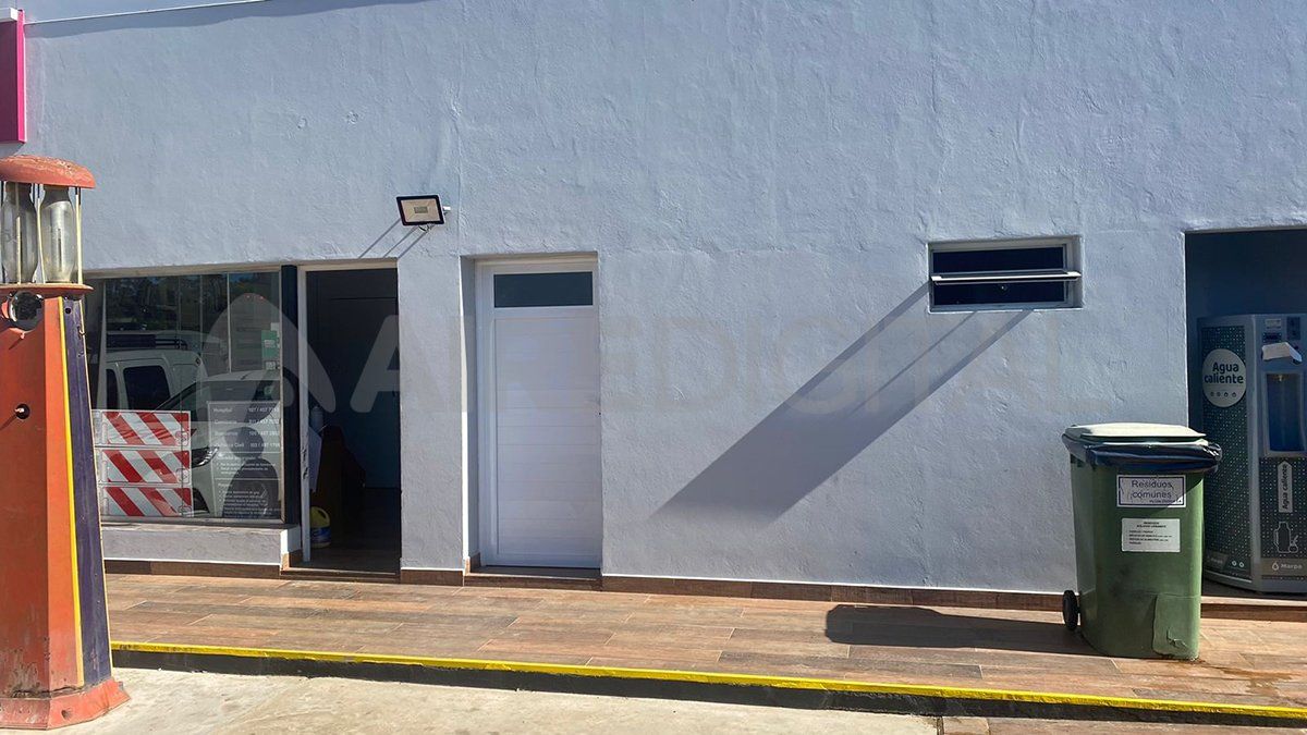 El playero fue encerrado en el baño.