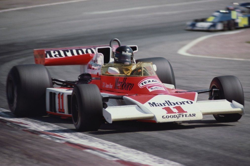 Hunt se consagró campeón mundial en la temporada 1976 –cuya definición por el título resultó ser una de las más dramáticas de la historia de la F1– con el McLaren M23-Cosworth (foto). Ese año ganó seis carreras (España, Francia, Alemania, Holanda, Canadá, y Estados Unidos), y se ciñó la corona por apenas ¡un punto! (69 a 68) sobre su escolta, Niki Lauda.