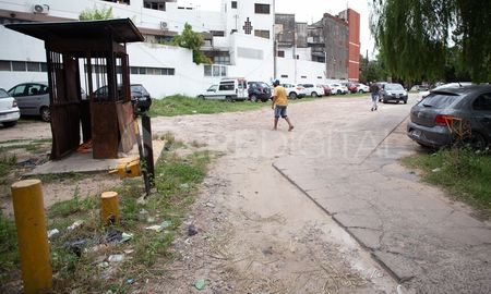 Un lugar clave de la ciudad de Santa Fe se encuentra usurpado y se convirtió en una zona de riesgo, sobre todo durante las noches. Un lugar clave de la ciudad de Santa Fe se encuentra usurpado y se convirtió en una zona de riesgo, sobre todo durante las noches.