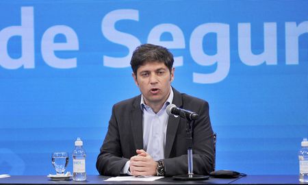 El gobernador de Buenos Aires,Axel Kicillof,anunció que unos 39 mil oficiales de la policía bonaerense pasarán a percibir un salario (inicial) de bolsillo de 44 mil pesos y dijo que, con esta decisión, comienza una equiparación del salario con el de la Policía Federal Argentina. El gobernador de Buenos Aires,Axel Kicillof,anunció que unos 39 mil oficiales de la policía bonaerense pasarán a percibir un salario (inicial) de bolsillo de 44 mil pesos y dijo que, con esta decisión, comienza una equiparación del salario con el de la Policía Federal Argentina.