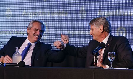 Durante su visita a La Pampa el mandatario confirmó que en el segundo semestre se analizarán los aumentos de los cuadros tarifarios de luz, agua y gas que se registraron en los últimos años. Durante su visita a La Pampa el mandatario confirmó que en el segundo semestre se analizarán los aumentos de los cuadros tarifarios de luz, agua y gas que se registraron en los últimos años.