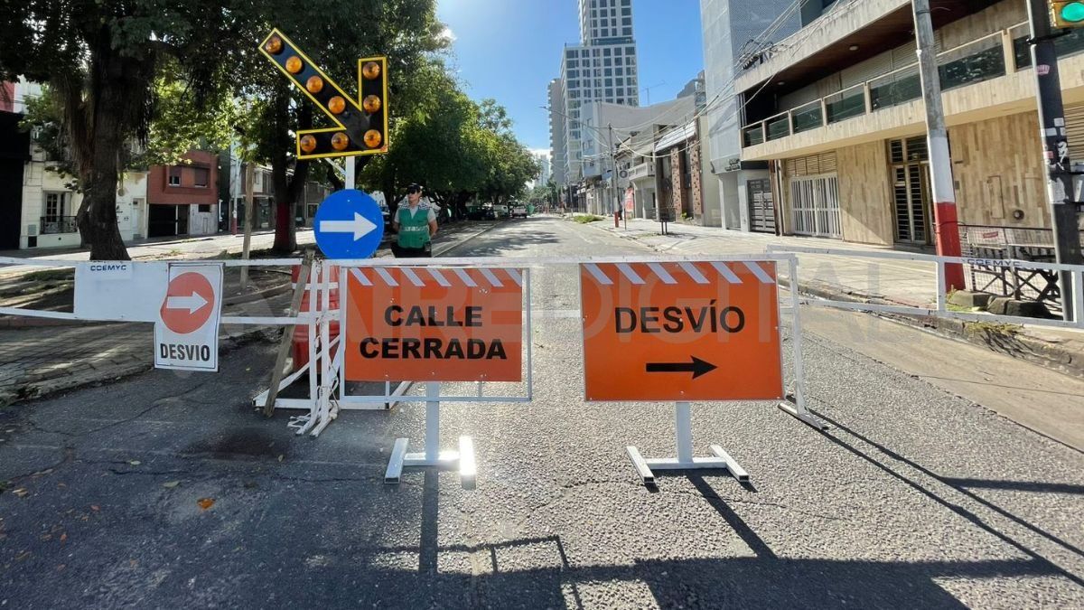 Socavón en Bulevar Pellegrini y 9 de Julio: avanza la obra y en 15 días retirarán las tablas estacas