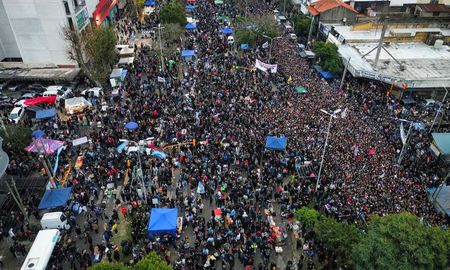 Miles de fanáticos acampan y se movilizan en las inmediaciones del predio de Avellaneda para participar del histórico funeral del Indio Solari. Miles de fanáticos acampan y se movilizan en las inmediaciones del predio de Avellaneda para participar del histórico funeral del Indio Solari.