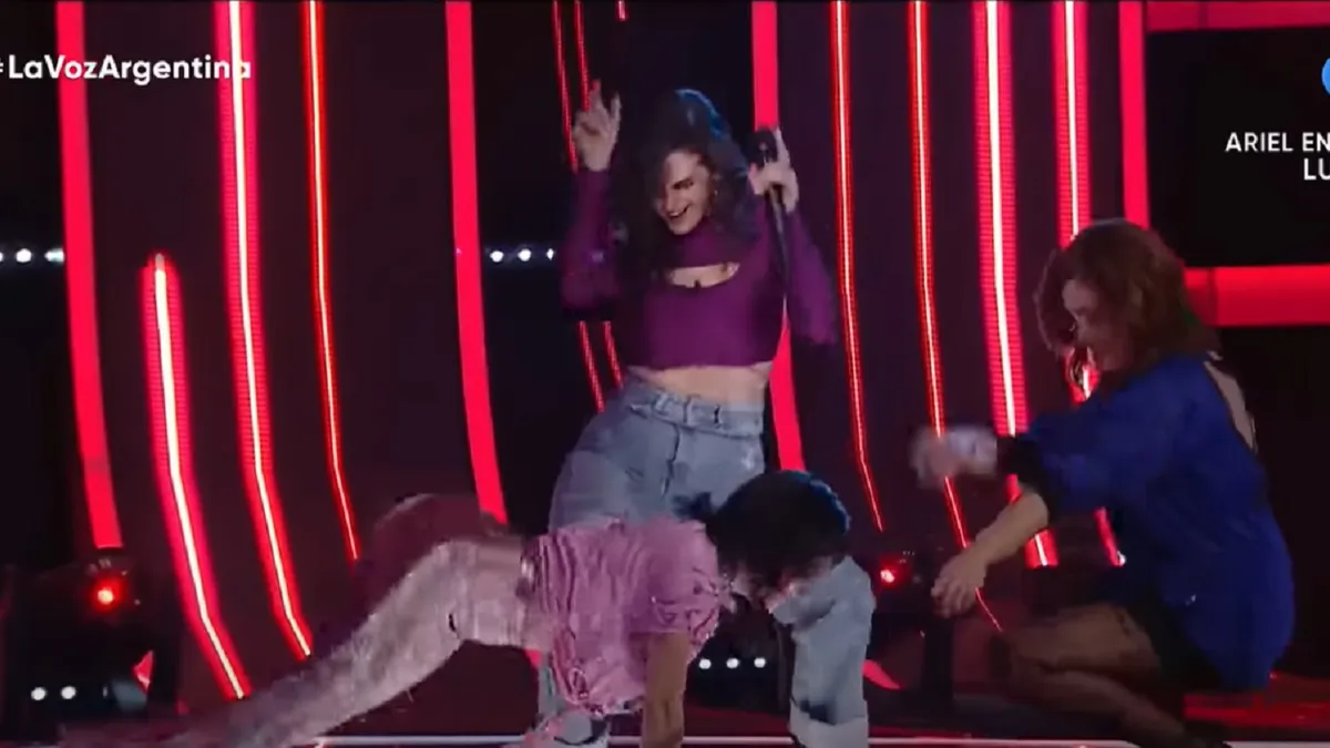 Lali y La Sole bailaron y perrearon en el escenario de La Voz Argentina. 