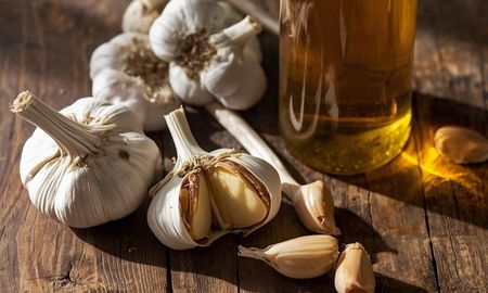 La mezcla de ajo y vinagre que protege las plantas y ahuyenta plagas. La mezcla de ajo y vinagre que protege las plantas y ahuyenta plagas.