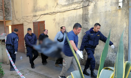 El aberrante episodio fue descubierto el martes cerca de las 10.30 por el padre de la joven, ya que no se presentó a trabajar. El aberrante episodio fue descubierto el martes cerca de las 10.30 por el padre de la joven, ya que no se presentó a trabajar.