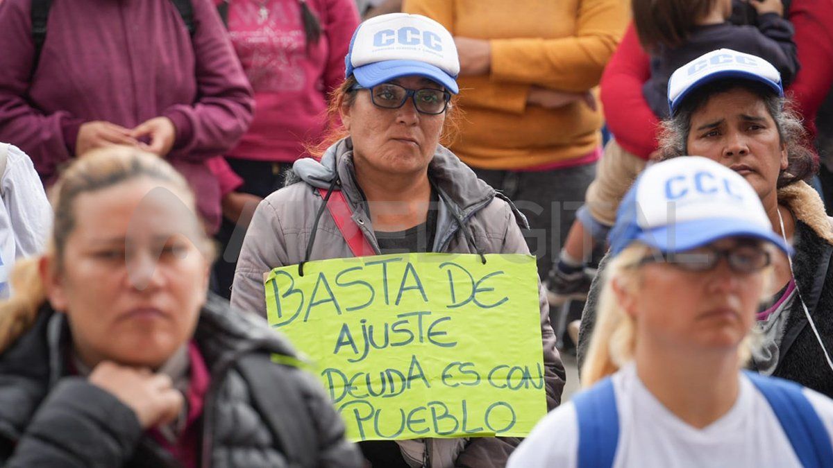 La columna de manifestantes se concentró en la Plaza del Soldado y luego marchó hasta la Plaza 25 de Mayo