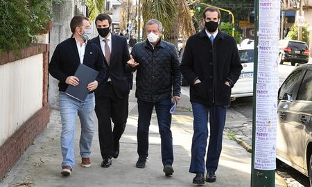 Nicolás Massot (de jeans) junto a Emilio Monzó (barbijo blanco) y sus abogados llegando a los tribunales de Lomas. Nicolás Massot (de jeans) junto a Emilio Monzó (barbijo blanco) y sus abogados llegando a los tribunales de Lomas.