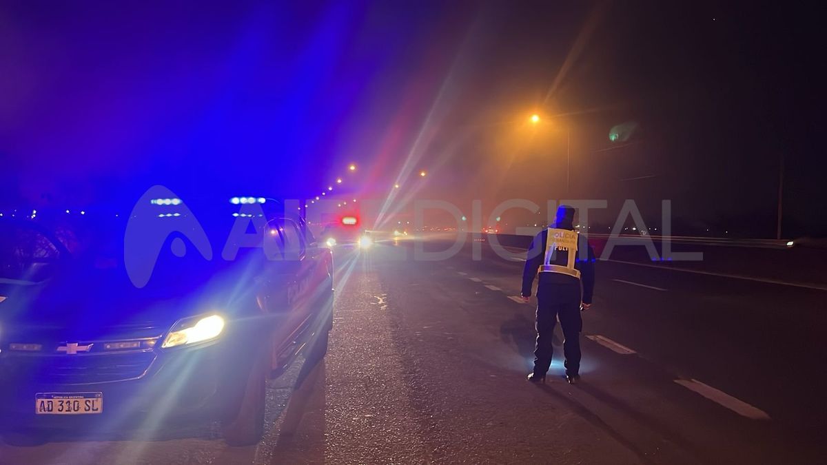 Se realizan controles de tránsito en la Ruta 168 por los incendios de pastizales. Se realizan controles de tránsito en la Ruta 168 por los incendios de pastizales.
