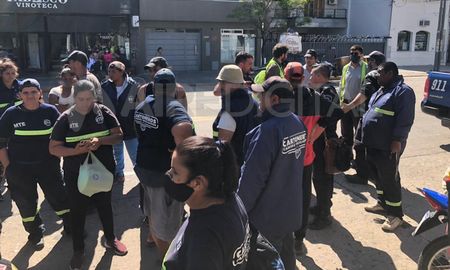 Un grupo de cartoneros evitó que las motos sean retenidas por agentes municipales. Un grupo de cartoneros evitó que las motos sean retenidas por agentes municipales.