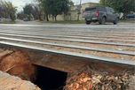 Vecinos advirtieron sobre un importante socavón que se formó al costado del paso a nivel de Iturraspe y 4 de Enero Vecinos advirtieron sobre un importante socavón que se formó al costado del paso a nivel de Iturraspe y 4 de Enero