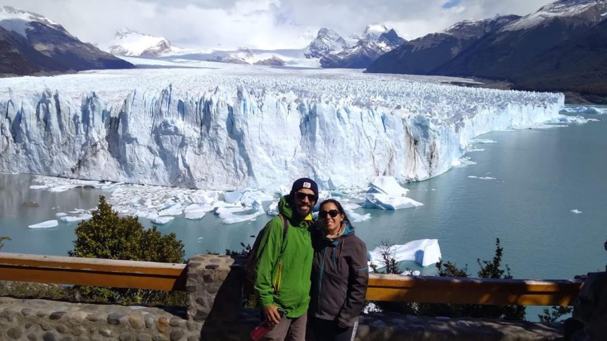 El viaje se sostiene gracias a la creatividad: desde ferias artesanales hasta fotos impresas que financian la aventura. El viaje se sostiene gracias a la creatividad: desde ferias artesanales hasta fotos impresas que financian la aventura.