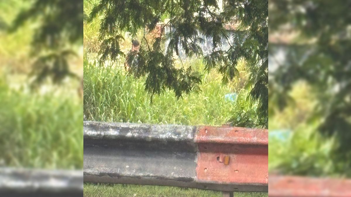 El cuerpo estaba en zona de pastizales cubierto por una lona.