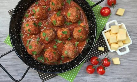 Albóndigas rellenas con queso y salsa de tomate. Albóndigas rellenas con queso y salsa de tomate.
