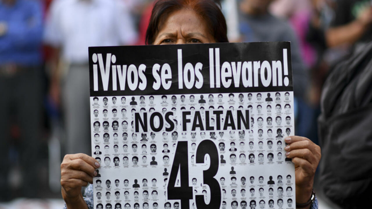 Una multitud pidió la aparición con vida de los 43 estudiantes de Ayotzinapa.