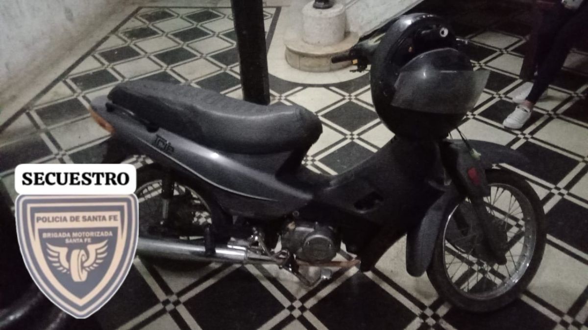 Durante el procedimiento, los agentes secuestraron una ganzúa y el motovehículo en cuestión. Durante el procedimiento, los agentes secuestraron una ganzúa y el motovehículo en cuestión.