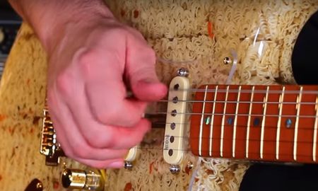 construyo una guitarra con fideos y funciona a la perfeccion