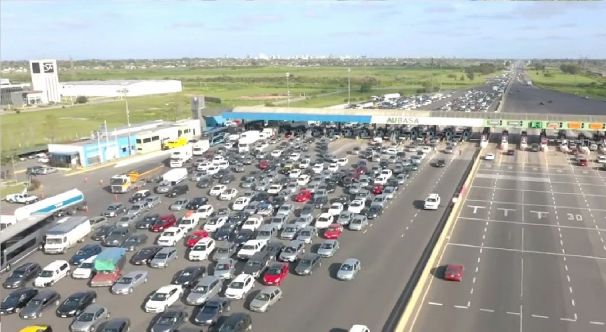 Fin de semana largo y éxodo masivo en las rutas a la Costa: 2.600 autos por hora - Toma aérea registrada por un dron de TN