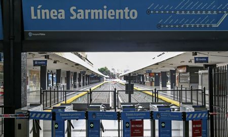 El Ferrocarril Sarmiento, que une la estación de Moreno, en el Conurbano bonaerense y la estación Once en la Ciudad de Buenos Aires. El Ferrocarril Sarmiento, que une la estación de Moreno, en el Conurbano bonaerense y la estación Once en la Ciudad de Buenos Aires.