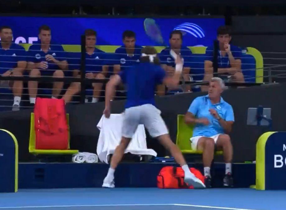 El griego Tsitsipas se descontroló, golpeó y destrozó su raqueta y hasta lastimó a su padre