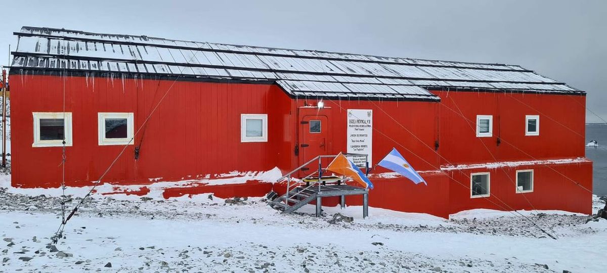 La escuela Raúl Alfonsín es la única en el continente blanco y tiene unos 16 alumnos.