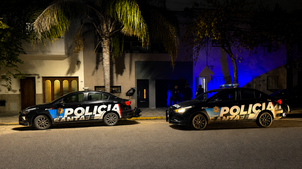 Tras la denuncia al 911, personal de la Brigada Motorizada de la Unidad Regional I se constituyó en el lugar para entrevistar a los damnificados e iniciar las primeras actuaciones (Imagen editada con inteligencia artificial)