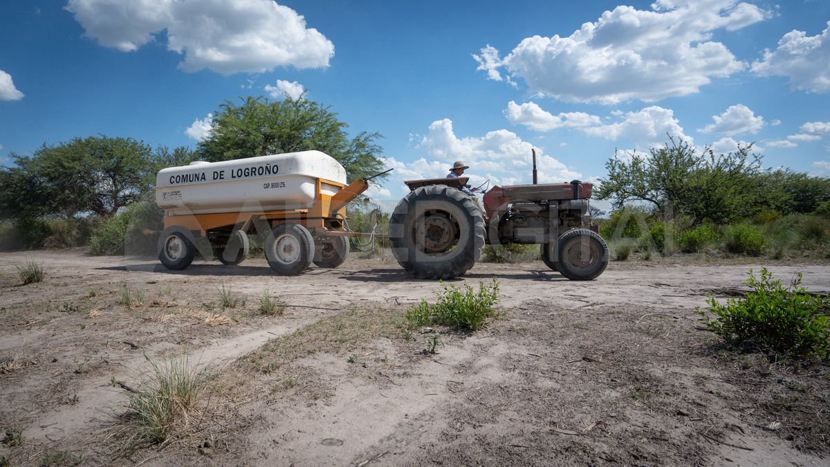 En Logroño se secó el lecho del río Salado, los productores son abastecidos de agua por la comuna que dos o tres veces por semana envía un camión cisterna.