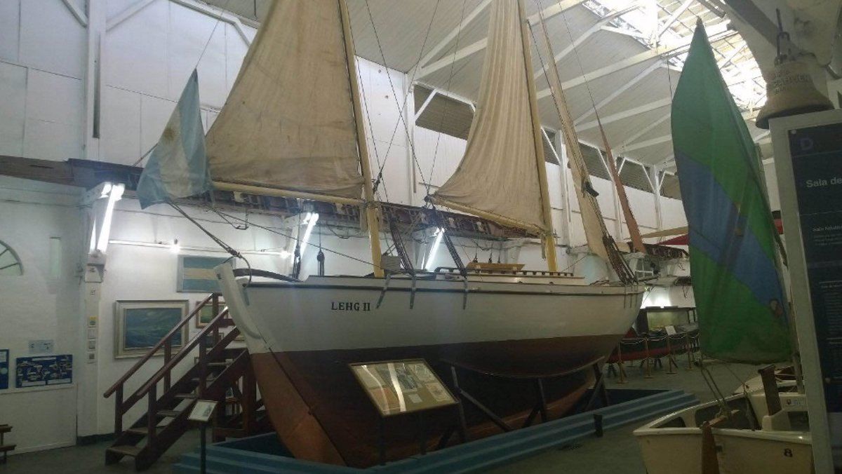 El velero Lehg II, con el que Vito Dumas dio la vuelta al mundo entre 1942 y 1943, se encuentra en el Museo Naval de la Nación, en Tigre, provincia de Buenos Aires. Construido en 1934, su eslora era de 9,50 metros y tenía dos mástiles.