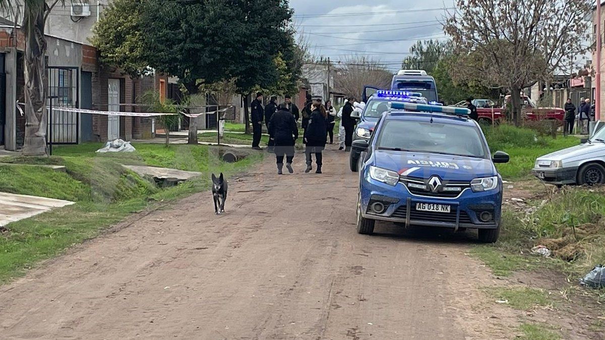 Policías custodiaron la escena del hecho en barrio Liceo Norte hasta la llegada de los peritos e investigadores. Policías custodiaron la escena del hecho en barrio Liceo Norte hasta la llegada de los peritos e investigadores.