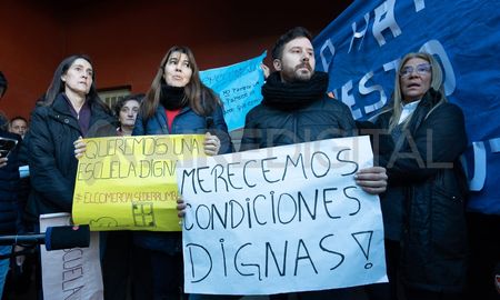 Los docentes se sumaron al abrazo simbólico este miércoles en las inmediaciones de 4 de Enero e Irigoyen Freyre. Los docentes se sumaron al abrazo simbólico este miércoles en las inmediaciones de 4 de Enero e Irigoyen Freyre.