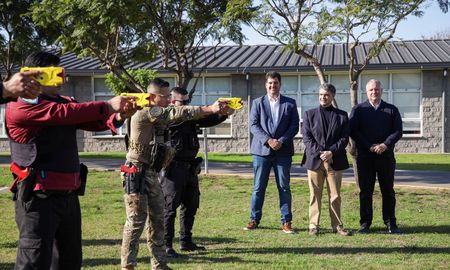 Nos costaron 10 años de batalles legales y mucho esfuerzo, pero hoy las Taser son una realidad en la Ciudad, sostuvo el ministro de Justicia y Seguridad porteño. Nos costaron 10 años de batalles legales y mucho esfuerzo, pero hoy las Taser son una realidad en la Ciudad, sostuvo el ministro de Justicia y Seguridad porteño.