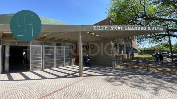 Un violento mensaje antisemita apareció en uno de los pizarrones, junto a una cruz esvástica. La Fiscalía Federal 1 avanza en identificar al autor.