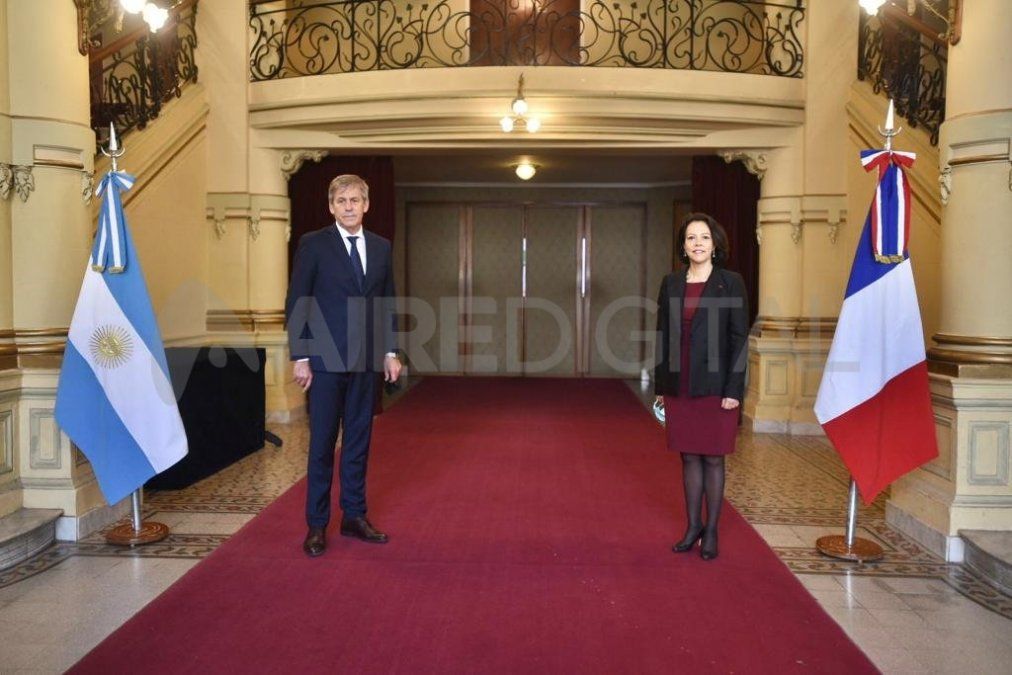 El intendente Emilio Jatón recibió a la embajadora de Francia en Argentina, Claudia Scherer-Effosse.