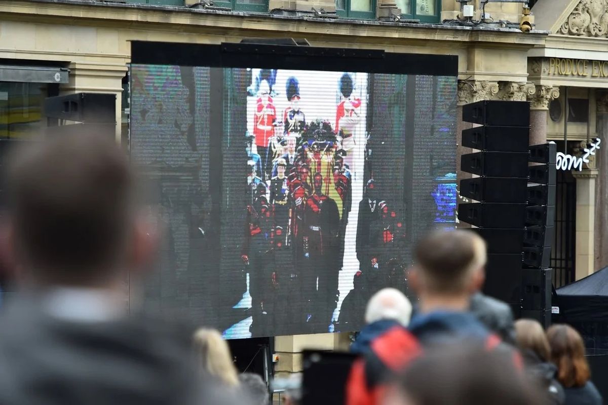 Los británicos siguen la ceremonia en grandes pantallas.