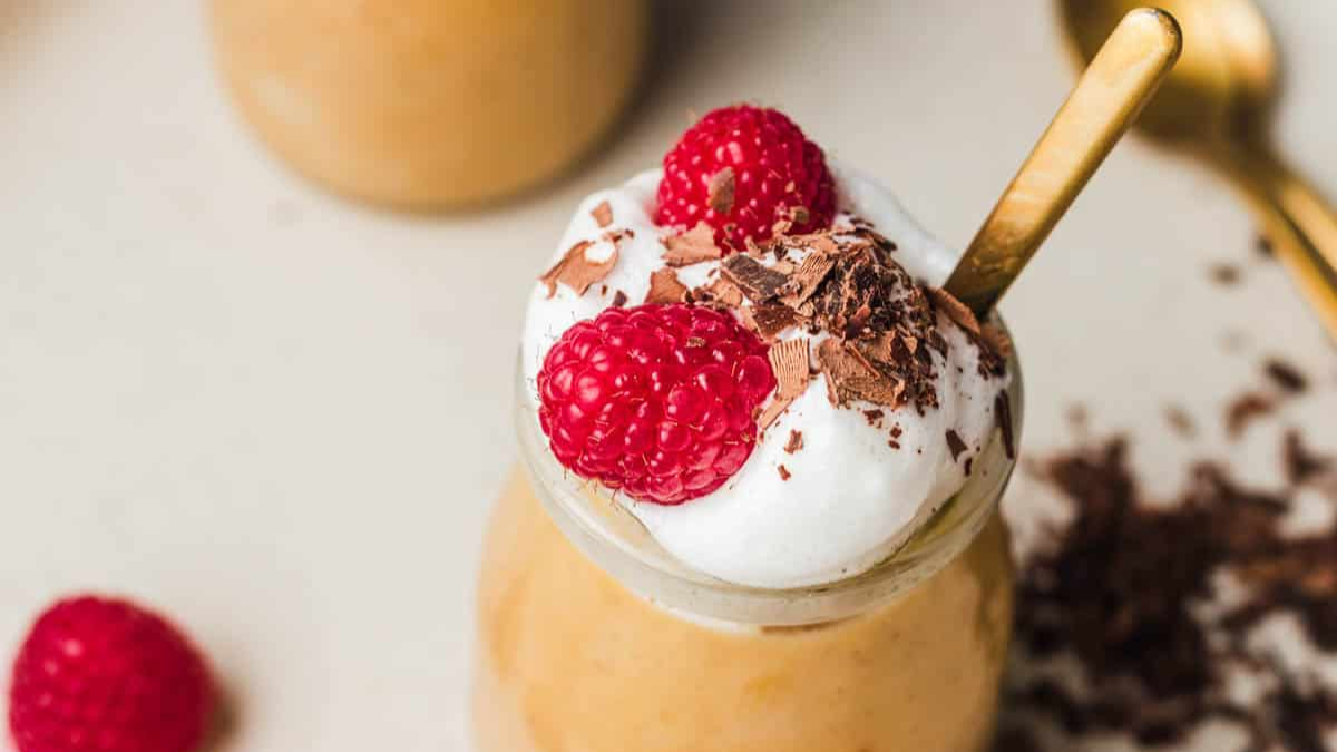 Tiene una textura cremosa, color natural tipo caramelo claro y se presenta en vasos Tiene una textura cremosa, color natural tipo caramelo claro y se presenta en vasos