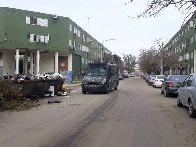 En otro intenso enfrentamiento de la barra de Colón, apuñalaron a dos jóvenes