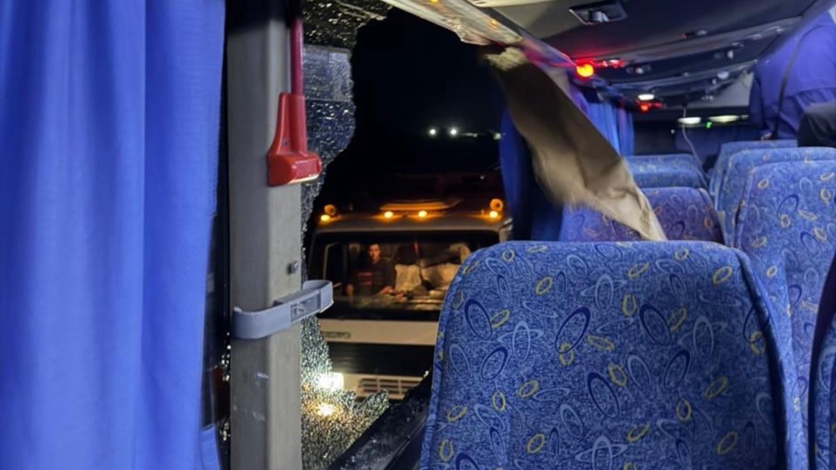 Rompieron micros de hinchas Boca cuando regresaba de Chile tras el partido por Copa Libertadores.