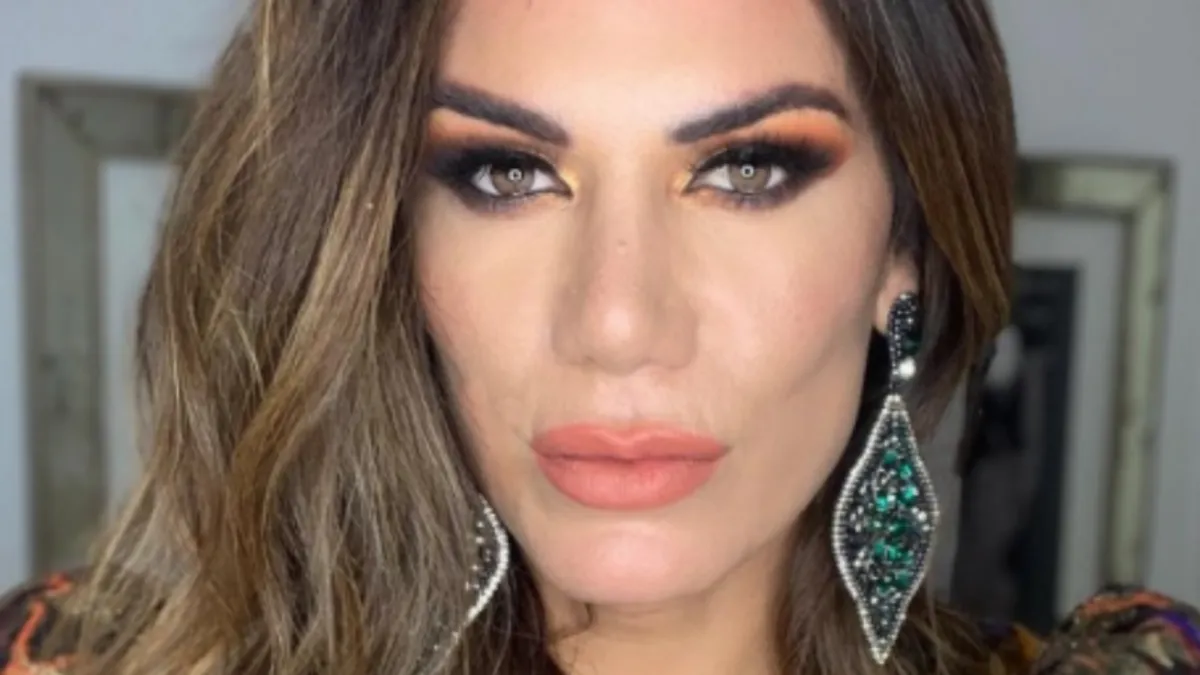 Florencia de la V enamoró con un traje súper cavado de plumas y conchero que contorneó su increíble figura