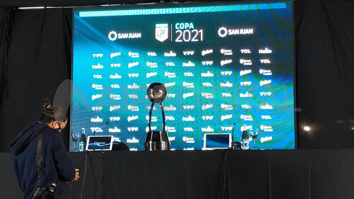 Este es el trofeo de la Copa de la Liga, por el que Colón de Santa Fe y Racing competirán este viernes en el Estadio San Juan del Bicentenario.