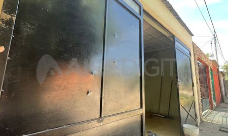 Así quedó el frente de la vivienda tras el ataque. Así quedó el frente de la vivienda tras el ataque.