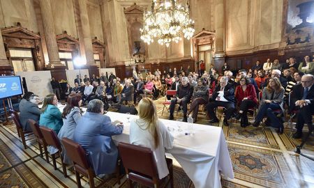 Los integrantes de los bloques oficialistas de la Cámara de Diputados y del Senado expresaron este martes su unánime respaldo a la vicepresidenta Cristina Fernández de Kirchner. Los integrantes de los bloques oficialistas de la Cámara de Diputados y del Senado expresaron este martes su unánime respaldo a la vicepresidenta Cristina Fernández de Kirchner.